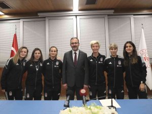 Bakan Kasapoğlu, Beşiktaş Kadın Futbol Takımı’nı Kabul Etti
