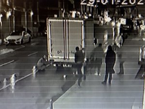 Laleli’de Kamyonun Altına Giren Alkollü Genci, Üstüne Su Atarak Çıkardılar