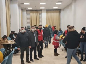 Bütünlemeye Hazırlanan Öğrencilere Kumanya Dağıttılar