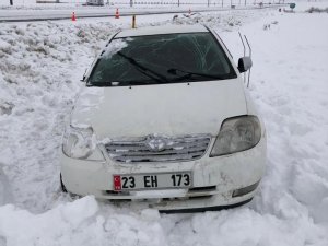 Yoldan Çıkan Otomobil Kara Saplandı: 3 Yaralı