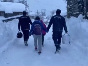 Jandarma Personeli, Kar Yağışından Etkilenen Vatandaşların Yanında