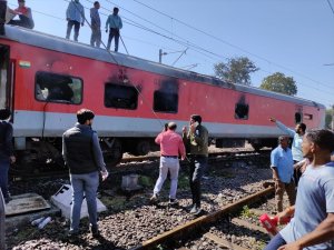 Hindistan’da 22 Vagonlu Trende Yangın