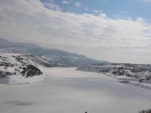 Tunceli’de Baraj Gölü Dondu