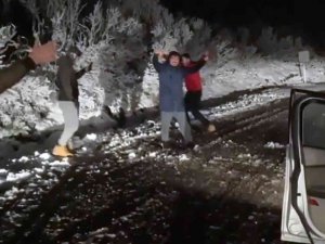 Yangında Yüreği Yanan Köylüler, Kar Görünce Oynadı