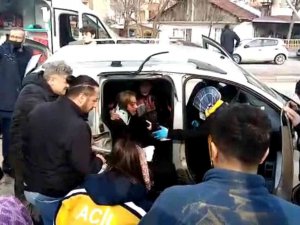 Aracın Aydınlatma Direğine Çarpıp, Karşı Yola Uçtuğu Anlar Kamerada