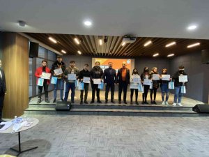 Ümraniye’de “İ̇şim Var Okula Gidiyorum” Projesinde Karne Ve Sertifika Heyecanı Yaşandı