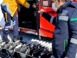 Kar Yolları Kapattı, Hastalara Paletli Araçla Ulaşıldı