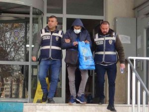 Aranan Şahıs Banyoda Saklanırken Yakalandı