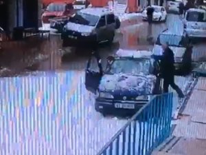 Çatıdan Düşen Kar Kütlesi İle Dehşeti Yaşadılar