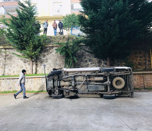 Trabzon'da kamyonet site bahçesine düştü 3 yaralı