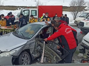İ̇ki Otomobil Kavşakta Çarpıştı: 5 Yaralı