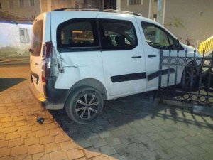Aracına Çarpıp 20 Bin Tl Masraf Açan Sürücüyü 1 Aydır Arıyor