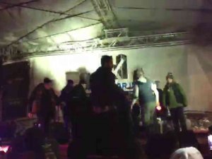 14. Ayder Kar Festivali’nde Alkollü Şahıs Sahneye Atlayınca Ortalık Karıştı