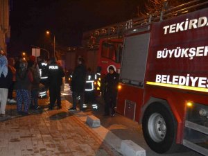 Çatı Yangını Mahalleliyi Sokağa Döktü