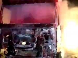 Otoyolda Alev Alev Yanan Tırdan Geriye Demir Yığını Kaldı