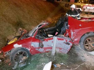 Otomobiliyle Bariyere Çarpan Sağlık Memuru Ölümden Döndü