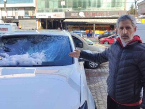 Sultangazi’de Çatıdan Düşen Kar Yığını Lüks Otomobile Zarar Verdi