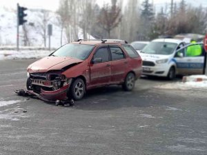 İ̇ki Aracın Çarpıştığı Kazayı 5 Kişi Şans Eseri Yara Almadan Atlattı
