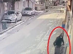 Elini Kolunu Sallayarak Bisikleti Çaldı, O Anlar Kameralara Yansıdı