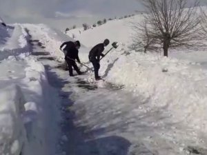 Kardan Kapanan Yolları Köy Sakinleri Kendileri Açtı