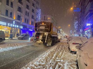 Van’da Yoğun Kar Yağışı Ekipleri Alarma Geçirdi