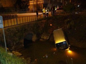 Otomobille Çarpışan Ticari Araç Korkulukları Parçalayıp Kanala Uçtu
