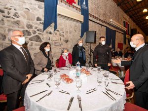 Başkan Soyer, İ̇zmir Depreminde Hayatını Kaybedenlerin Yakınlarıyla Buluştu
