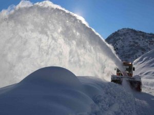 Tunceli’de Kapalı Bulunan 69 Köy Yolunu Ulaşıma Açma Çalışmaları Sürüyor