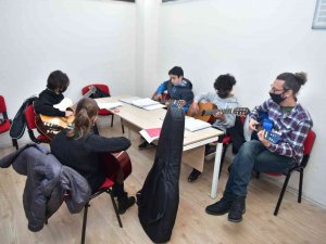 Çocuklar Zararlı Alışkanlıklardan Müzikle Uzaklaşıyorlar