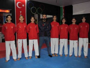 Öğrencilerinin Dersleri Aksayınca Spor Salonunu ‘Etüt Salonu’na Dönüştürdü