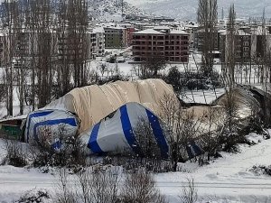 Karın Ağırlığına Dayanamayarak Çöktü, O Anlar Güvenlik Kamerasına Yansıdı