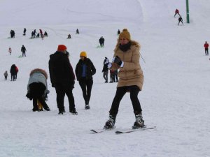 Vatandaşlar Hazarbaba Kayak Merkezine Akın Etti