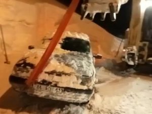 Sürücünün Bıraktığı Aracı 5 Metre Karın Altından Çıktı