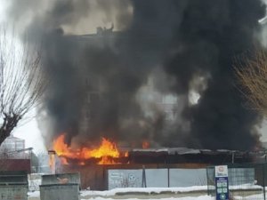 Kastamonu’da Kağıt Deposunda Korkutan Yangın
