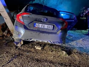 Manisa’da Otomobil Elektrik Direğine Çarptı: 1 Ölü, 2 Yaralı