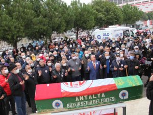 Antalyaspor’un Eski Futbolcusu Oral Yenigün Törenle Toprağa Verildi