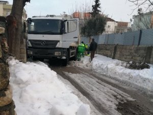 Buzda Kayan Çöp Kamyonu Devrilme Tehlikesiyle Karşı Karşıya Kaldı
