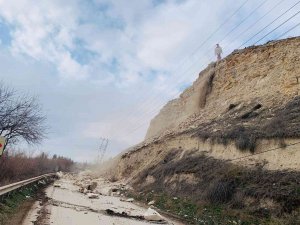 Heyelan Yaşanan Yolda Çalışmalar Başlatıldı