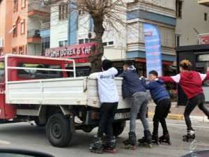 Patenli Gençlerin Müzik Eşliğinde Ölümle Dansı
