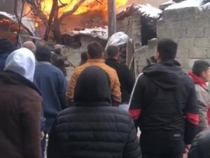 Alevlerin Yükseldiği 2 Ev Küle Döndü