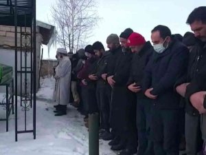 Karısı Tarafından Bıçaklanarak Öldürülen Adam Son Yolculuğuna Uğurlandı