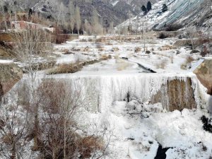Erzincan’da Dereler Buz Tuttu
