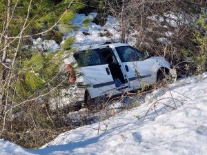 Sinop’ta Araç Şarampole Yuvarlandı: 3 Yaralı