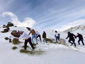 Yaban Hayvanları İçin Süphan Dağı Eteklerine Yem Bırakıldı
