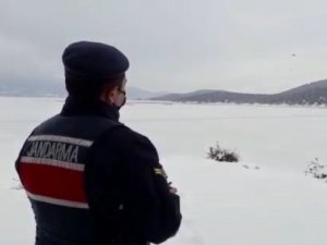 Donan Beyşehir Gölü’ndeki Adada Mahsur Kalan Besicilere Jandarmadan Droneli Yardım