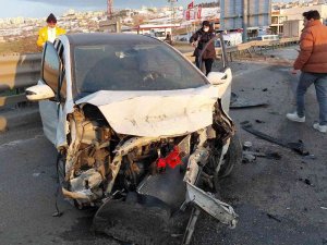 Köprü Girişinde Otomobiller Çarpıştı: 1 Yaralı