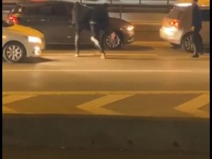 Maltepe’de Yol Verme Tartışmasında D-100 Karayolu Ringe Dönüştü: Tekmeler Yumruklar Havada Uçuştu
