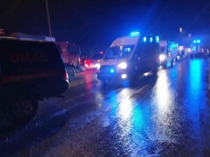 Adana Gaziantep Otoyolu Nurdağı Gişelerinde Yolcu Otobüsü Şarampole Yuvarlandı. Kazada En Az 20-25 Kişi Yaralandı. Olay Yerine Çok Sayıda Polis, Sağlık, İ̇tfaiye Ve Umke Ekibi Sevk Edildi.
