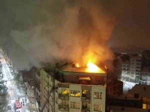 Elazığ’da 6 Katlı Binada Korkutan Yangın, Ekiplerin Müdahalesi Sürüyor