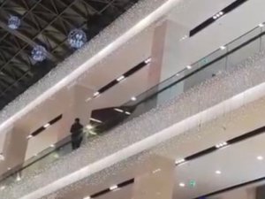 Avm’ye Silahla Giren Şüpheli Kendisini Tuvalete Kilitlemiş